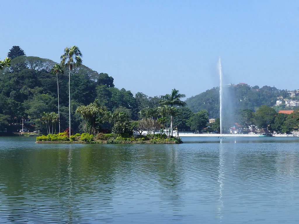1024px-Kandy_Lake-Sri_Lanka_(2)