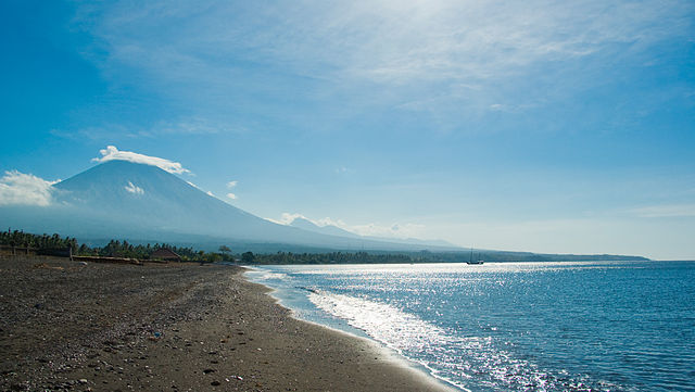 English: Mount Agung seen from Amed beach