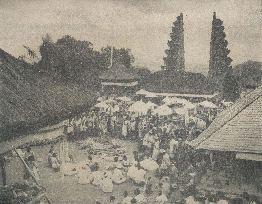 History of Besakih Temple | Image Courtesy: By Uncredited [Public domain], <a href="https://commons.wikimedia.org/wiki/File%3AOn_the_first_terrace_on_the_main_temple_of_Besakih%2C_Karya_Pudja_Pancha_Wali_Krama_1960%2C_p22.jpg">via Wikimedia Commons</a>