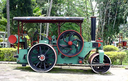 Steam-powered_roller_at_Highway_museum_complex