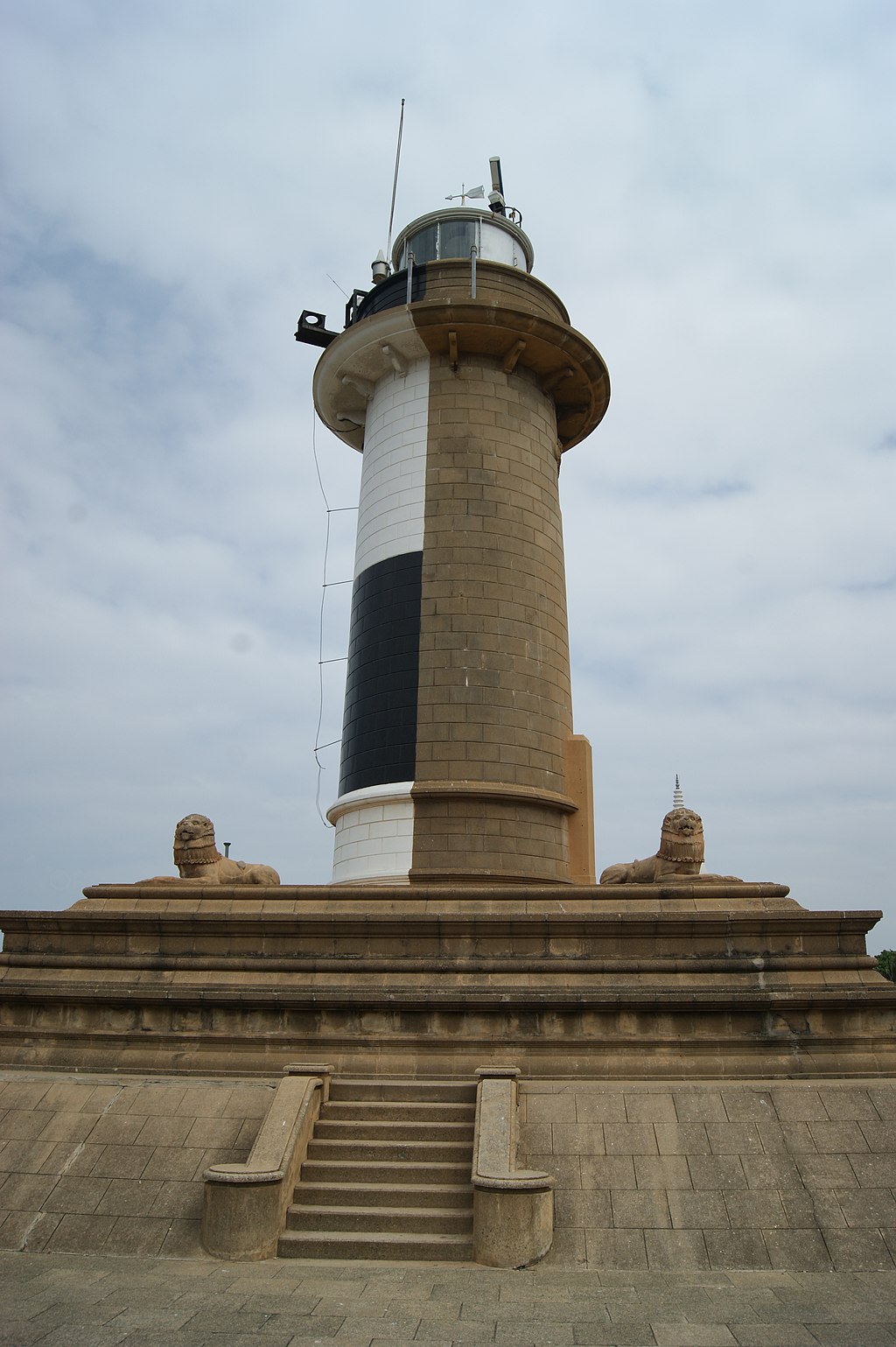 Colombo Port Lighthouse | Image Credit - Dan arndt, , CC BY-SA 4.0 via Wikipedia Commons