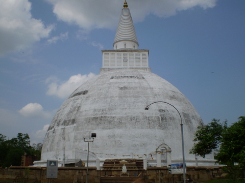 The Ruwanveli Saya Stupa in Anuradhapura | Image Credit - Gobbler at wikivoyage, CC BY-SA 3.0 via Wikipedia Commons