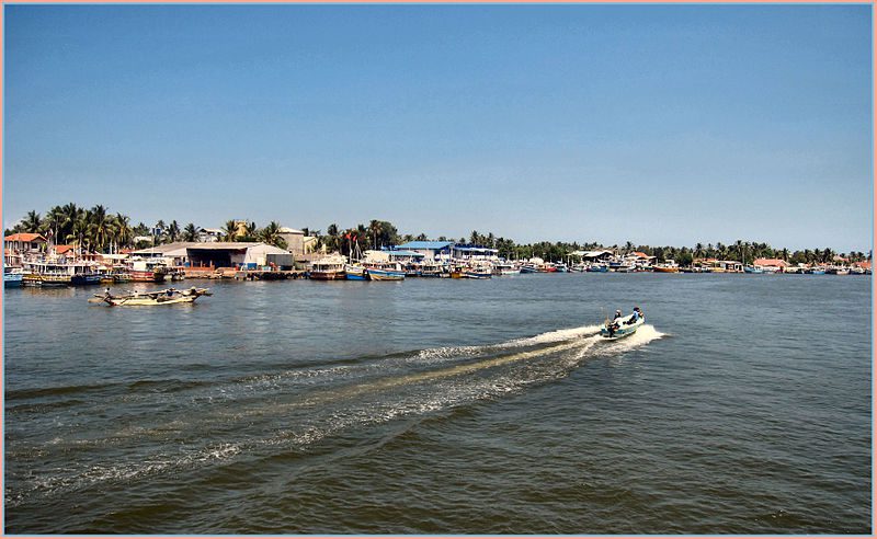 Negombo Lagoon | Ronald Saunders from Warrington, UK, CC BY-SA 2.0 Via Wikipedia Commons