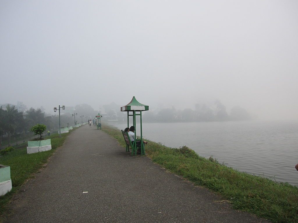 Inya Lake Yangon | Image Credit: Wagaung at English Wikipedia, Inya Lake embankment, CC BY-SA 3.0