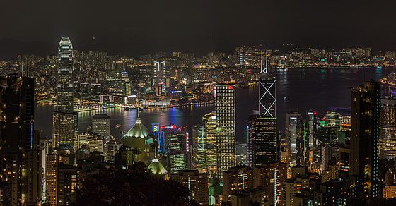 Diego Delso, Vista del Puerto de Victoria desde la Cumbre Victoria, Hong Kong, 2013-08-09, DD 11- 12 PAN, CC BY-SA 3.0 Via Wikimedia Commons