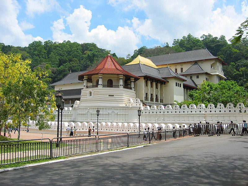 anonymous, Zahntempel Kandy, CC BY-SA 3.0 Via Wikimedia Commons