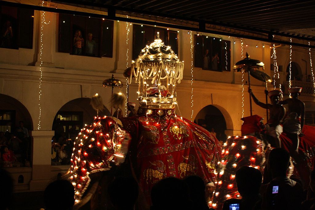 Perahara festival, Sri budha's tooth | Image By - Omar AV, CC BY 3.0 Via Wikimedia Commons