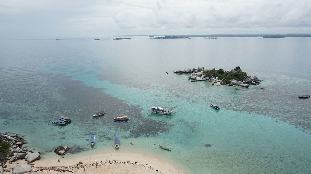 Lengkuas Island Beach | Image Credit: Ayufib, Aerial View Lengkuas 3, CC BY-SA 4.0