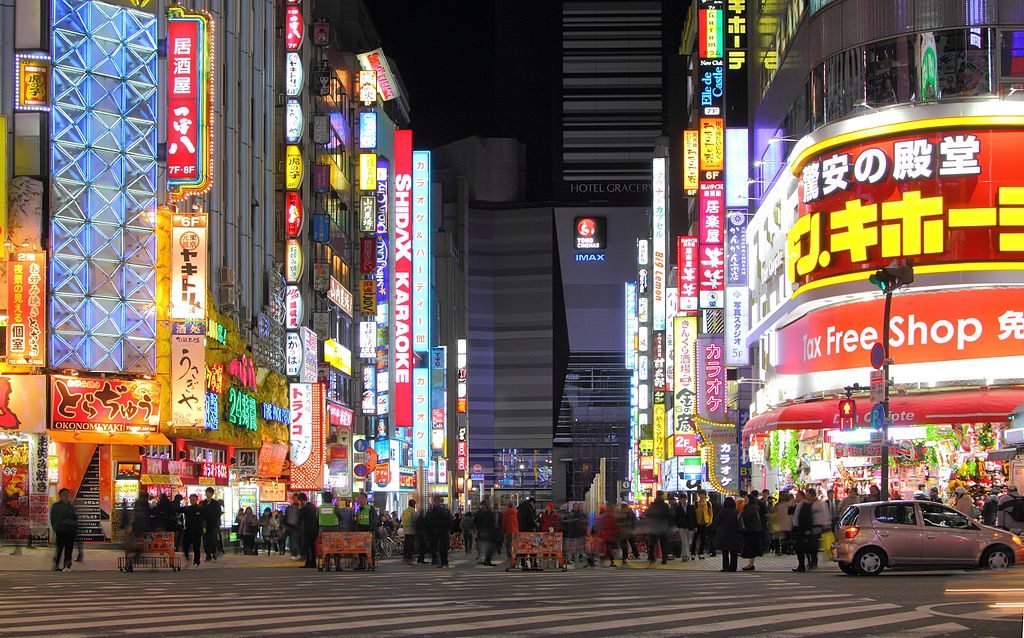 Sinjyuku Tokyo | Image Credit: Kakidai, Kabukicho-Sinjyuku-Tokyo 2014 Ⅱ, CC BY-SA 4.0