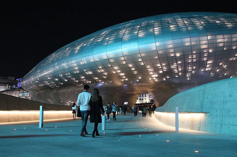 Warren Whyte, Dongdaemun Design Plaza, CC BY-SA 4.0 Via Wikimedia Commons
