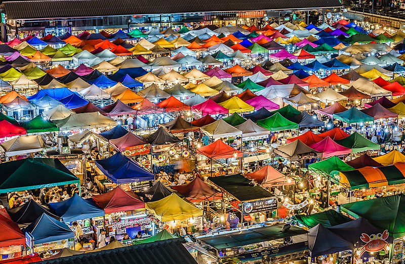 800px-Train_Night_Market_Ratchada_34079339800-800x522.jpg