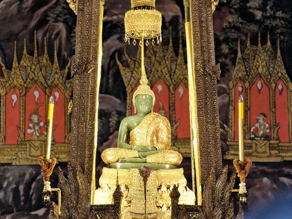 1024px-Emerald_Buddha_August_2012_Bangkok-600x450.jpg