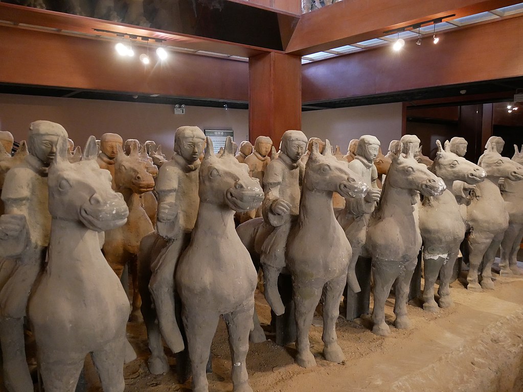1023px-2019-12-17.Xuzhou.Museum_of_Terracotta_Warriors_and_Horses_of_Han_Dynasty.水下兵马俑博物馆.P1620373